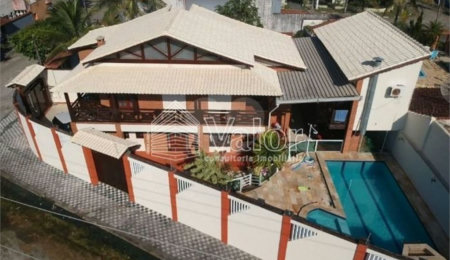Casa à venda com 3 quartos, sendo 1 suíte,  no Centro, Mongaguá, SP