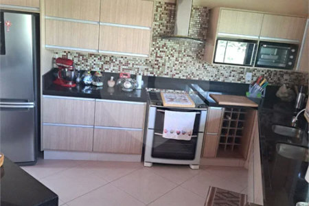 Casa Ampla com 5 Dormitórios, Piscina e Lazer Completo em Terreno de 1.260 m²