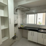 Apartamento de 155 m² com 4 dormitórios, varanda e 2 vagas de garagem. Condomínio com piscinas adulto, infantil e aquecida, lazer e portaria 24 horas.
