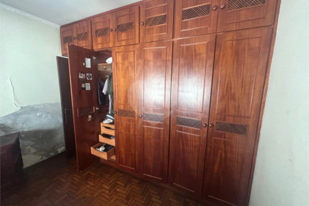 Casa espaçosa e confortável em um bairro tranquilo a venda.