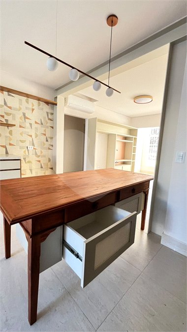 Apartamento com 69 metros todo reformado ao lado da Alameda Lucas em Atibaia.