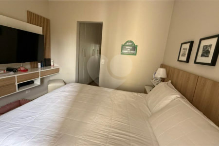 Apartamento de 130 m² com três dormitórios, sendo uma suíte, com armários embutidos, dependências de empregado e lavabo