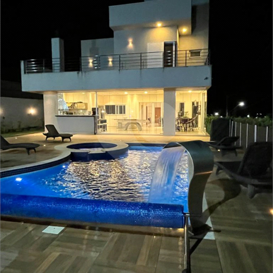 Casa à venda com 4 suítes no condomínio Figueira Garden, Atibaia - SP