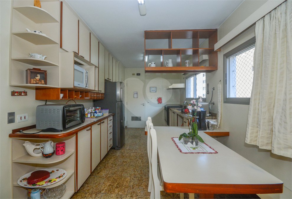 Apartamento à venda com 4 quartos, sendo 1 suíte, em Moema, São Paulo, SP