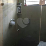 Casa térrea com 3 dormitórios, sendo 2 suítes.