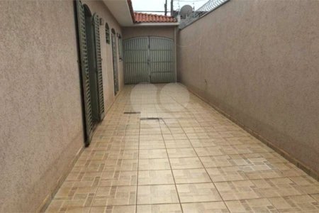 Casa térrea com 3 dormitórios, sendo 2 suítes.