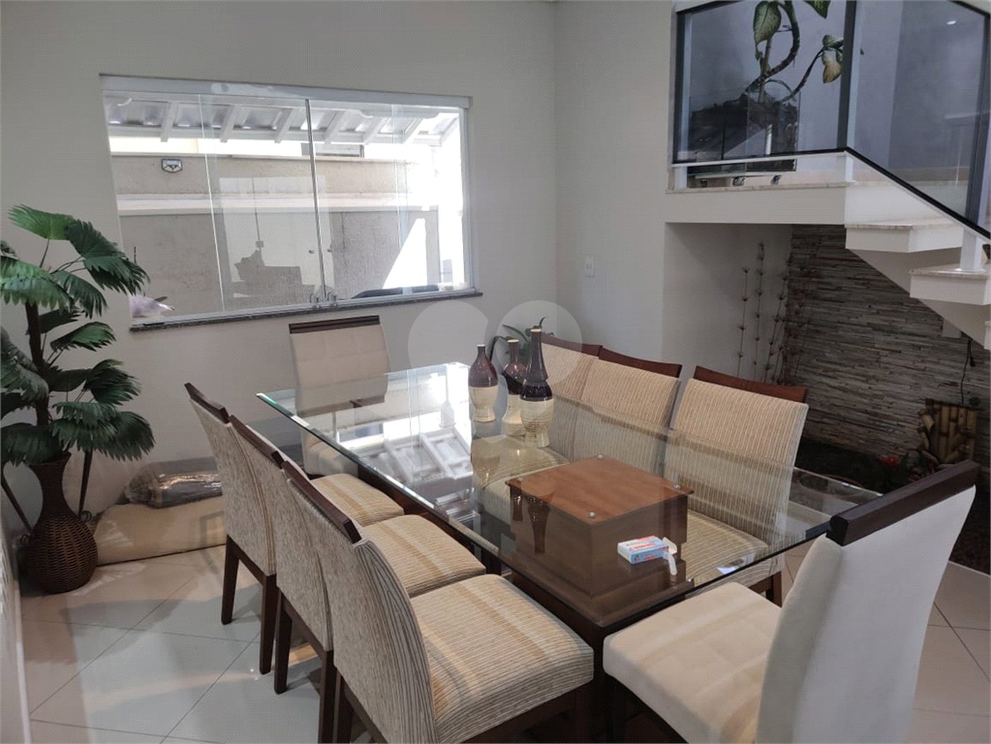 Casa à venda com 4 quartos, sendo 2 suítes, no condomínio Residencial Jardim das Palmeiras, Vinhedo - SP