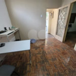 Casa térrea à venda com amplo quintal e grande potencial na Vila Nery