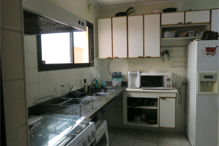 Casa à venda com 4 quartos, sendo 2 suítes, no condomínio Vila das Flores, São Paulo - SP
