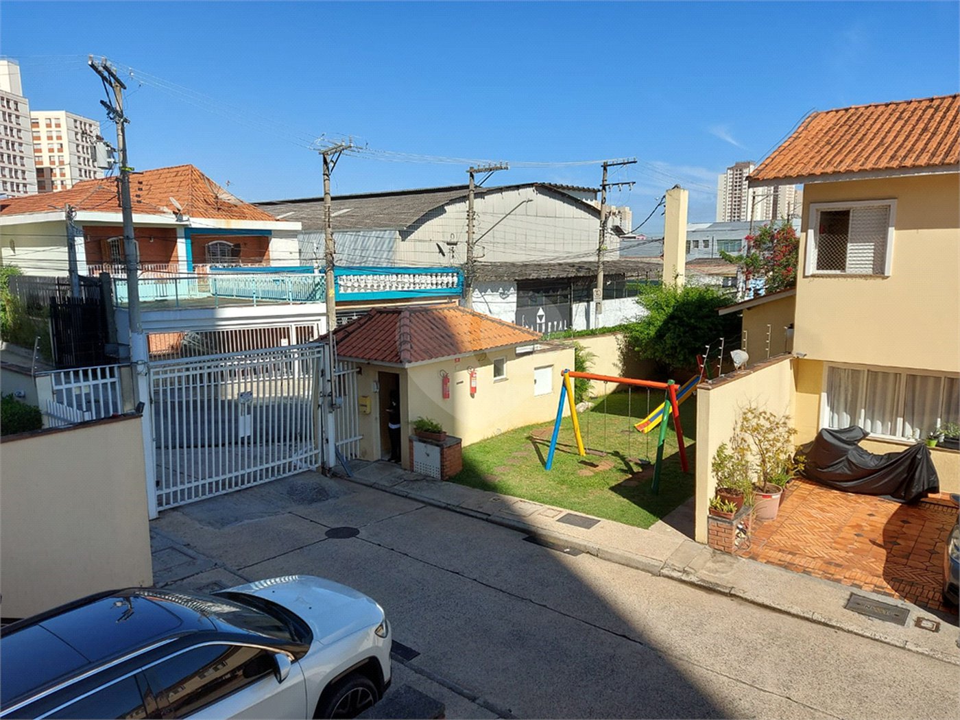 Casa à venda com 3 quartos, sendo 1 suíte, no condomínio Vila das Macieiras, São Paulo - SP