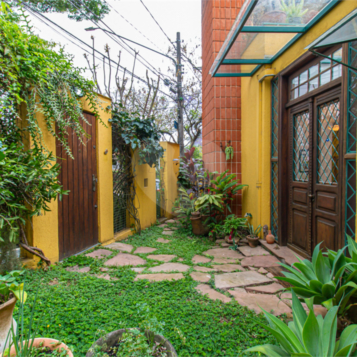 Casa à venda com 3 quartos, sendo 1 suíte,  no condomínio Jardim Hipico, São Paulo - SP