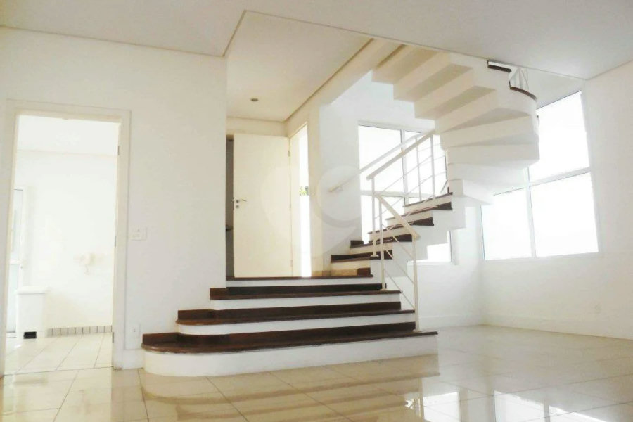 Casa à venda com 4 quartos, sendo 2 suítes, no condomínio Bristol Village, São Paulo - SP