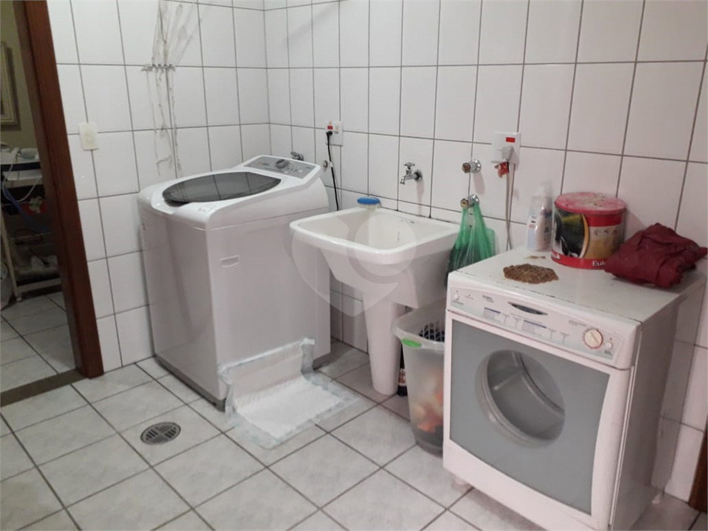 Casa à venda com 4 quartos, sendo 2 suítes, no condomínio Jornalista Américo Ariza, São Paulo - SP