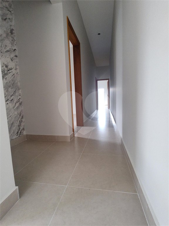 Casa térrea em Atibaia com 3 suítes, sala 2 ambientes, 2 vagas garagem, excelente localização, pronta para morar