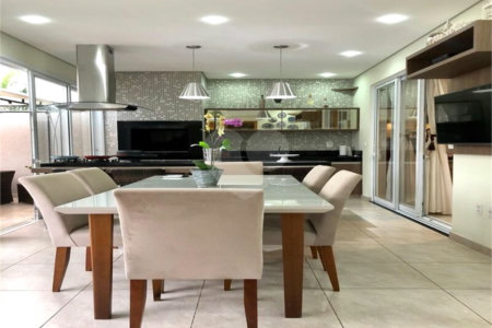 Casa à venda com 4 quartos, sendo 3 suítes, no condomínio Residencial Terra Nobre, Indaiatuba - SP