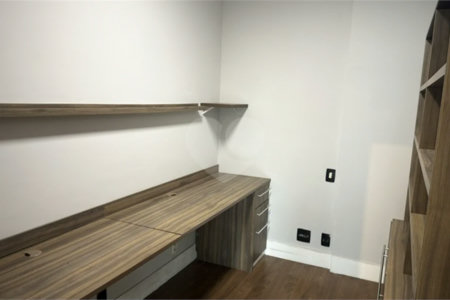 Apartamento de 155 m² com 4 dormitórios, varanda e 2 vagas de garagem. Condomínio com piscinas adulto, infantil e aquecida, lazer e portaria 24 horas.