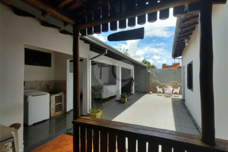 Casa à venda com 3 quartos, sendo 1 suíte, em Parque Laranjeiras, Araraquara, SP