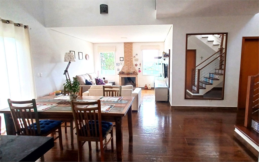 Casa à venda com 3 quartos, sendo 2 suítes, no condomínio Altos de São Roque, São Roque - SP