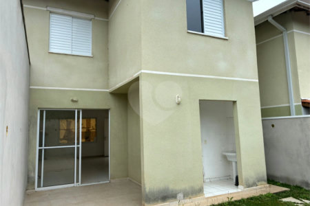 Sobrado à venda com 3 quartos em Jardim Petrópolis, Cotia, SP