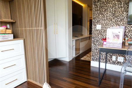 Apartamento à venda com 5 quartos, sendo 4 suítes,  em Parque Reboucas, São Paulo, SP