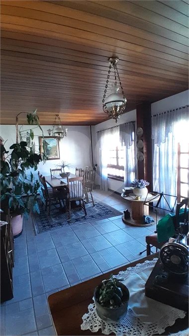 Sobrado à venda com 3 quartos, sendo 1 suíte, em Vila Isabela, Campos do Jordão, SP