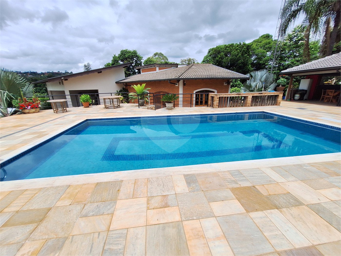 Casa à venda com 7 quartos, sendo 3 suítes, no condomínio Chacaras do Lago, Vinhedo - SP