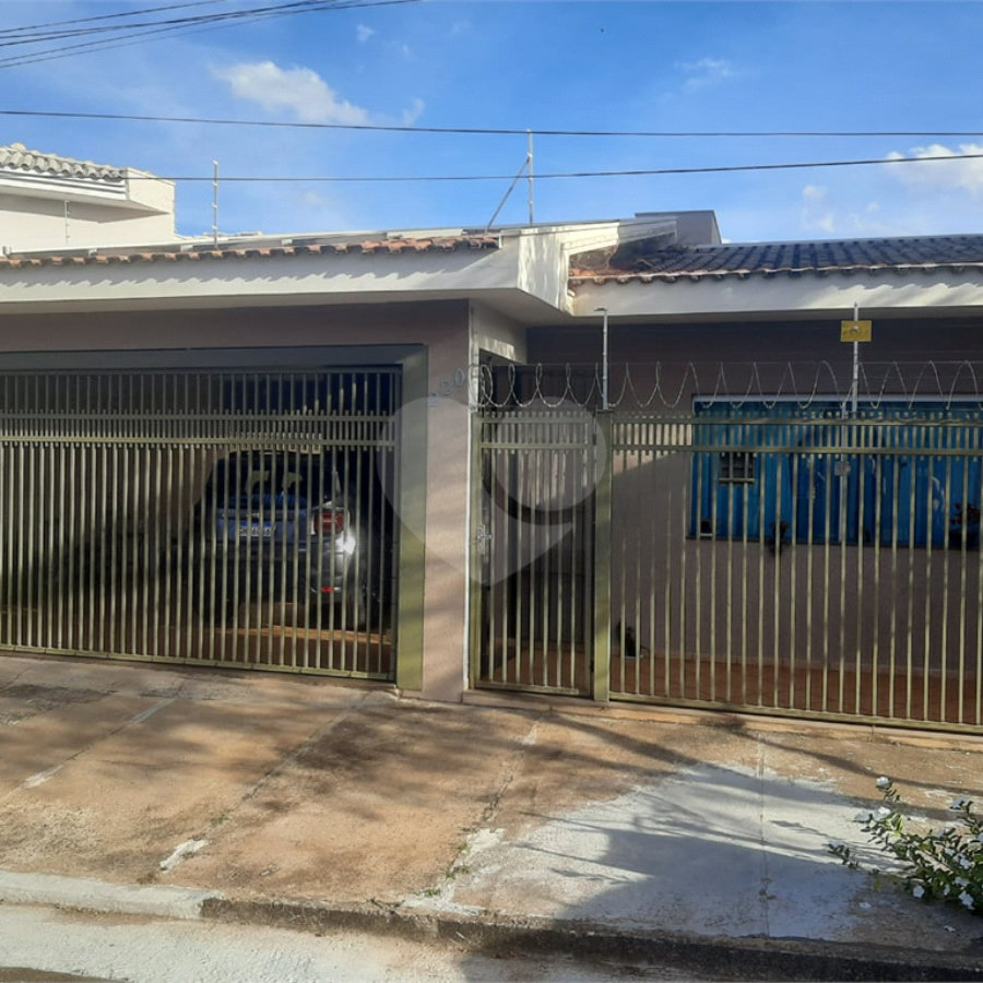 Bela casa com boa localização no bairro Portal do Sol