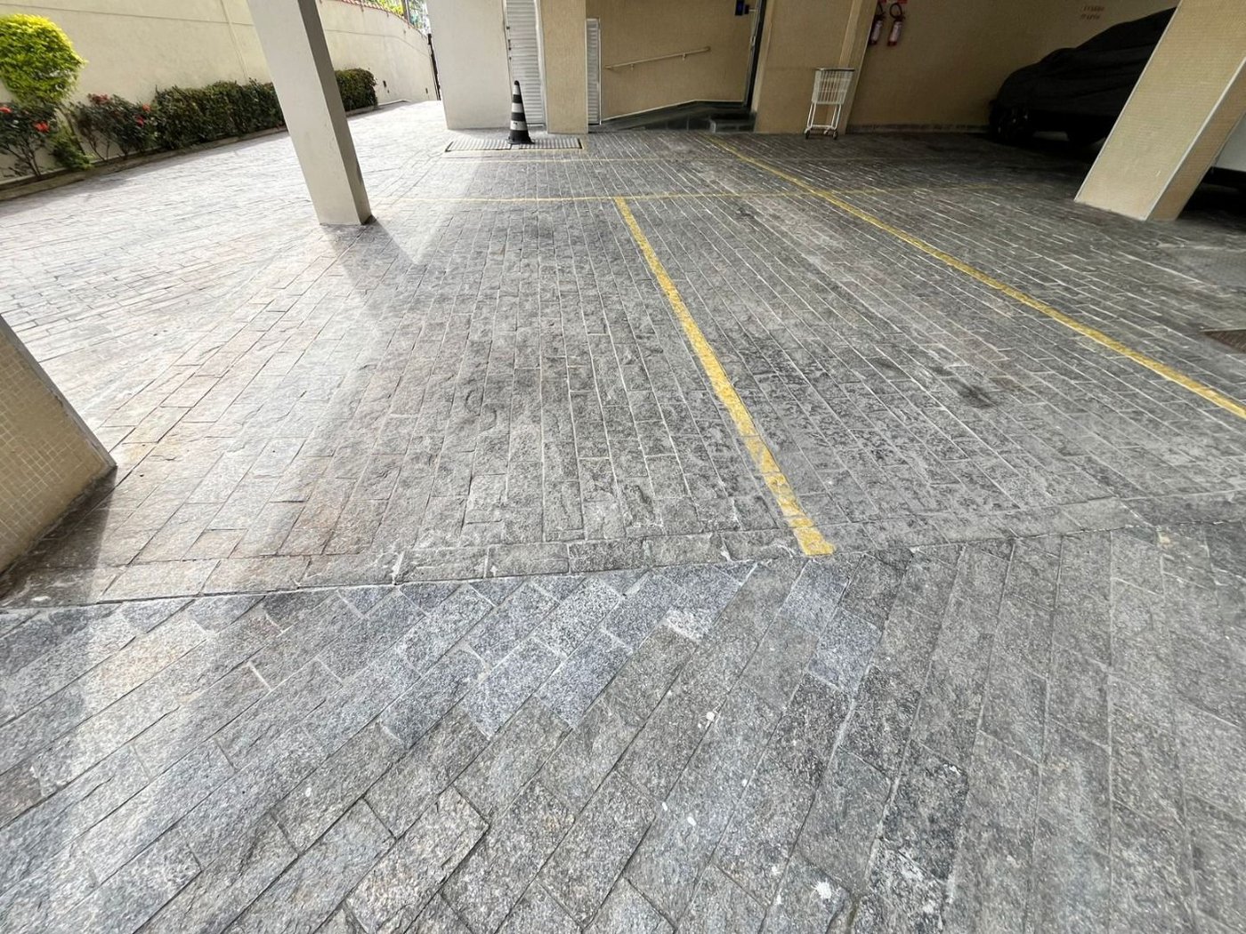 Apartamento 2 dormitórios com vaga de garagem lado praia na Enseada Guarujá