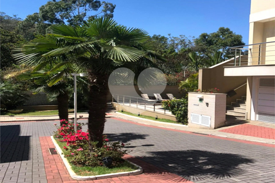 Casa à venda com 3 quartos, sendo 2 suítes, no condomínio Floradas da Serra, São Paulo - SP