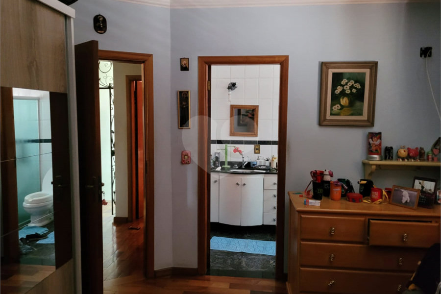 Sobrado à venda com 4 quartos, sendo 3 suítes, em Horto, São Paulo, SP