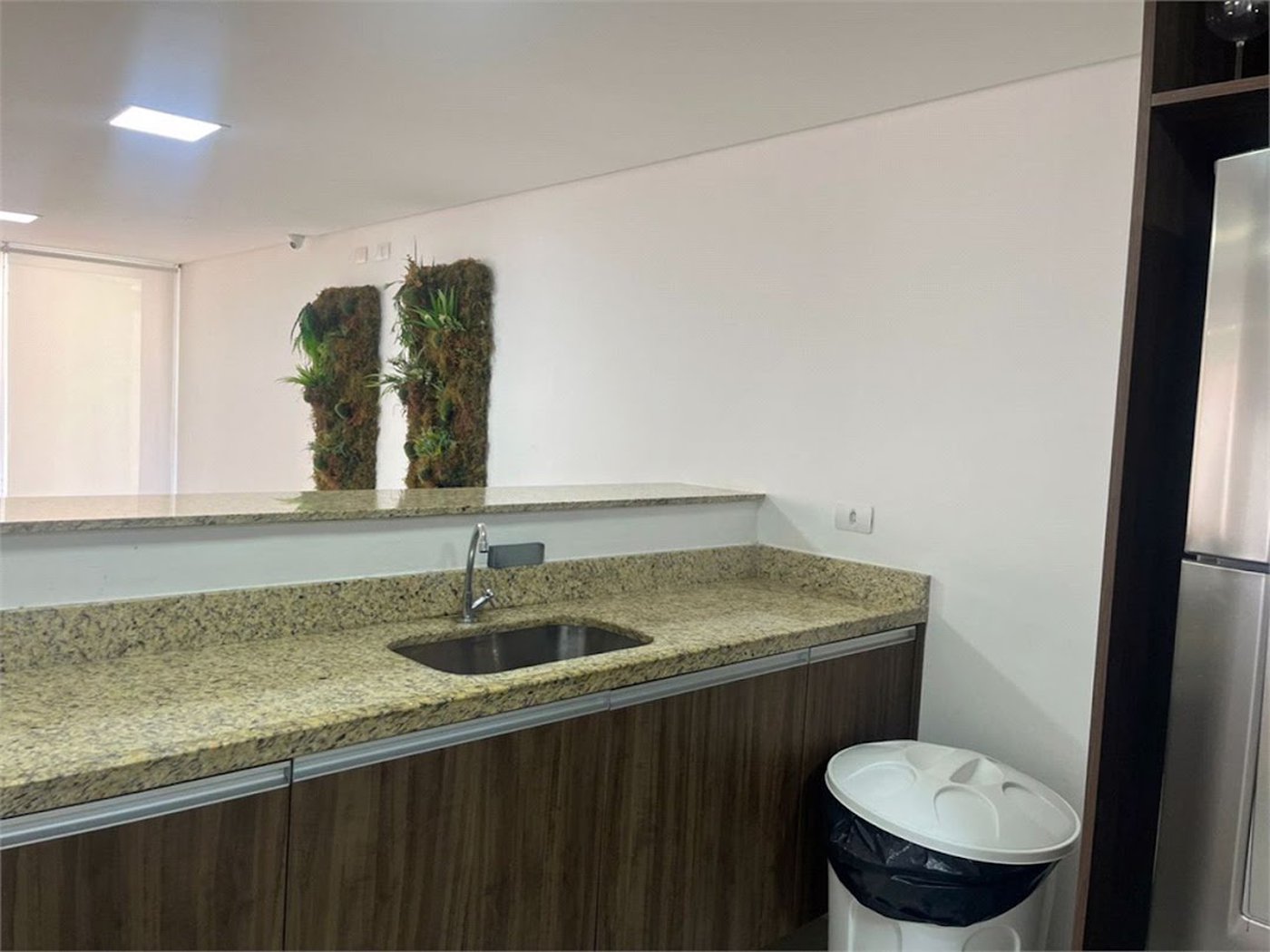 Apartamento com Varanda Gourmet em Condomínio Clube na Enseada – 2 Dormitórios