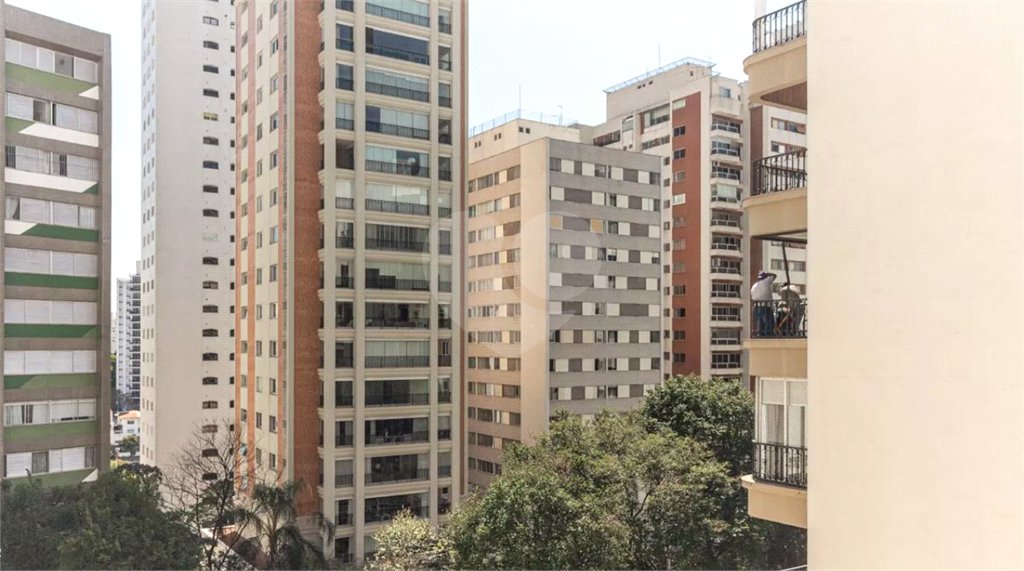 Este elegante apartamento em Higienópolis oferece 224m² de área muito bem distribuída, perfeito para quem valoriza conforto