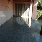 Linda casa no centro com 3 quartos.