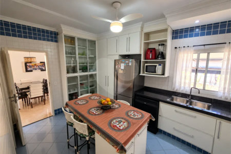 Casa à venda no Condomínio Estância Marambaia, Vinhedo | 3 suítes, piscina e terreno de 810 m²