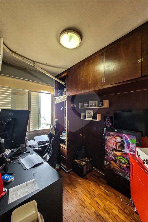 Apartamento de 143m² com 3 dormitórios e 2 vagas de garagem.
