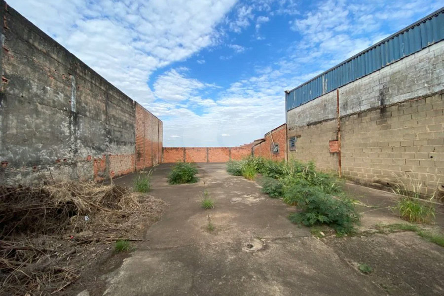 Terreno e Barracão comercial à venda ou locação, no bairro Santa Rosa - Piracicaba/SP.