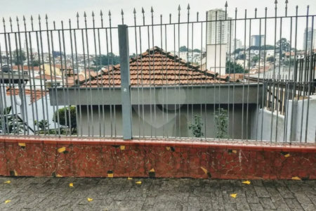 CASA TÉRREA À VENDA NA MOOCA - COM PORTEIRA FECHADA.