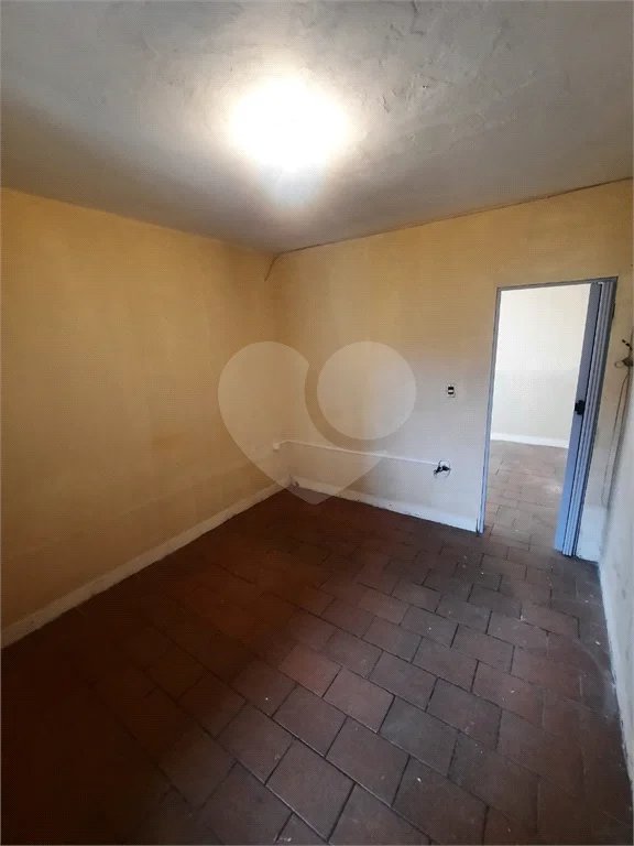 Jardim Morada do Sol- casa de vila- frente- sem vaga de garagem,(garagem pra moto,) - 1 dormitório, wc, cozinha, lavanderia - R$ 1000,00- com iptu- aceita 03 caução, fiador, 08 titulo de capitalização, obs - água e energia compartilhada, Ótima localização, próxima ao distrito i