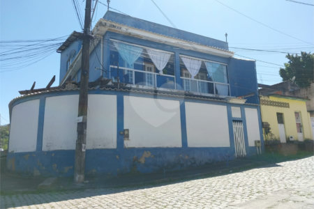 Casa de esquina com três pavimentos, piscina e duas áreas gourmet.