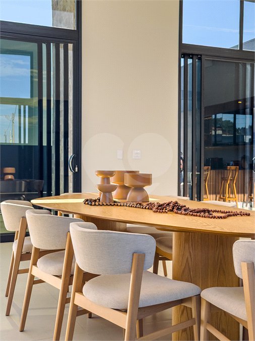 Indaiatuba - Quintas da Terracota - 1252 m² de terreno - casa térrea com 514 m² de área construída -3 vagas de garagem cobertas e 3 descobertas Lavabo - Sala de estar e jantar amplas e integradas - Escritório privativo - Cozinha toda equipada com geladeira, forno, micro-ondas, lava-louças,