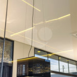 Indaiatuba - Quintas da Terracota - 1252 m² de terreno - casa térrea com 514 m² de área construída -3 vagas de garagem cobertas e 3 descobertas Lavabo - Sala de estar e jantar amplas e integradas - Escritório privativo - Cozinha toda equipada com geladeira, forno, micro-ondas, lava-louças,