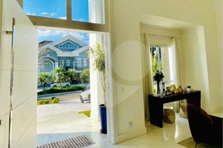 Casa à venda em Tamboré, toda reformada e decorada por arquitetos renomados