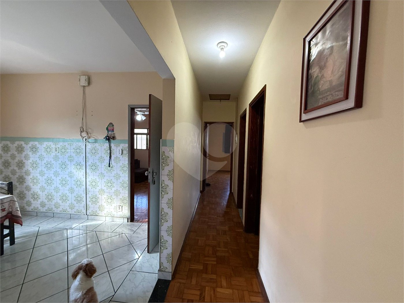 Casa térrea com piscina e 3 quartos.