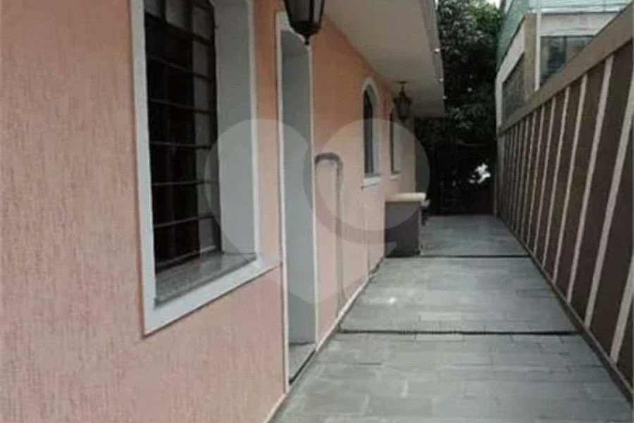 Oportunidade à venda na Vila Ipojuca: Sobrado Espaçoso com 200m²de área construída e 250m2 de terreno - 4 Dormitórios e 5 Vagas de garagem.