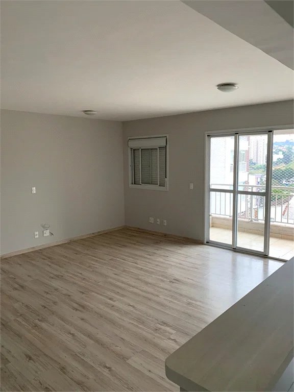 Apartamento com 2 quartos, 1 suíte e sala ampliada com varanda, 2 vagas em frente a Chácara do Joquei