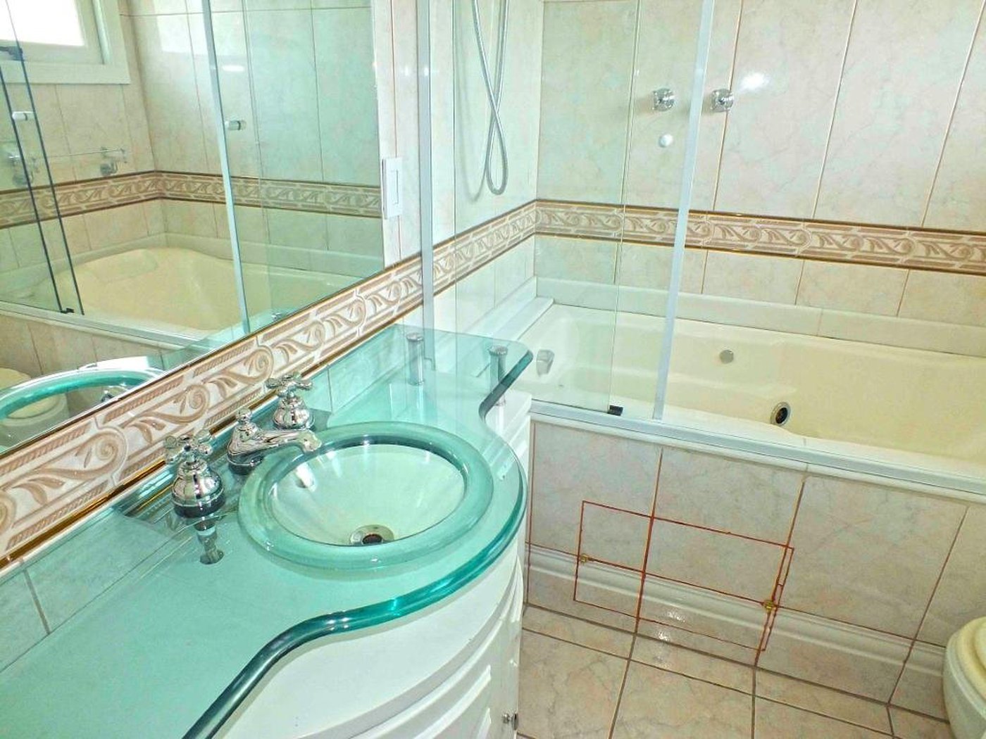 Casa à venda com 5 suítes no condomínio Vilaggio Monte Alegre, São Paulo - SP