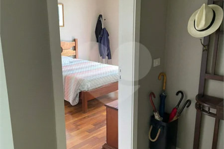 Sobrado no Condomínio Damha II.