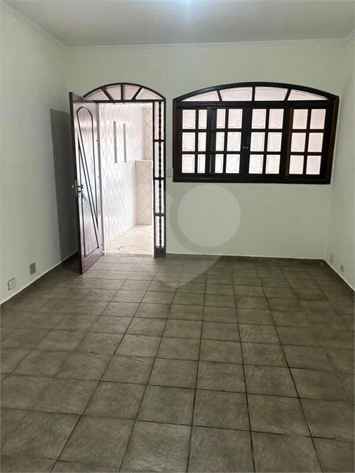 São Paulo - Capital - Bairro Santa Cruz - R4 495.000,00 - Aceita permuta por imóvel na cidade de Indaiatuba- Sp - Sobrado em rua residencial sem saída e com praça particular. O imóvel possui 2 quartos — 1 suíte com dois ambientes e acesso a hall externo. Sala ampla, cozinha com dois ambientes