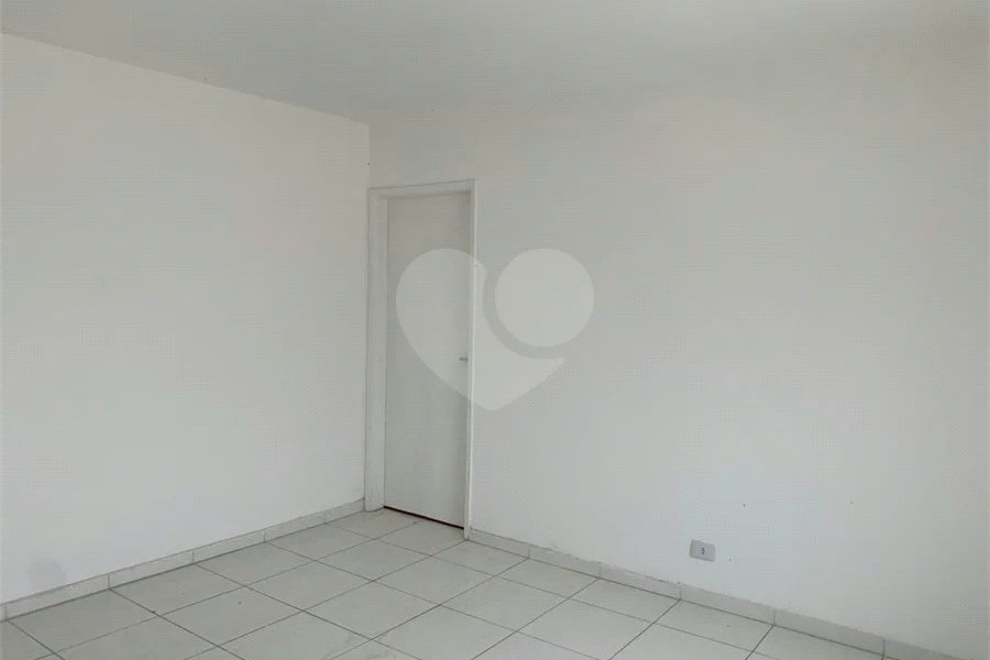 Casa espaçosa com 3 quartos, suíte, quintal e 2 vagas na Vila Santa Catarina