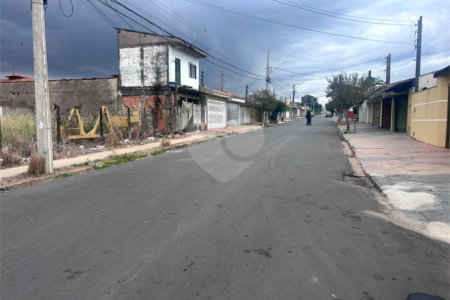 Terreno já cimentado a venda no Jockey Club
